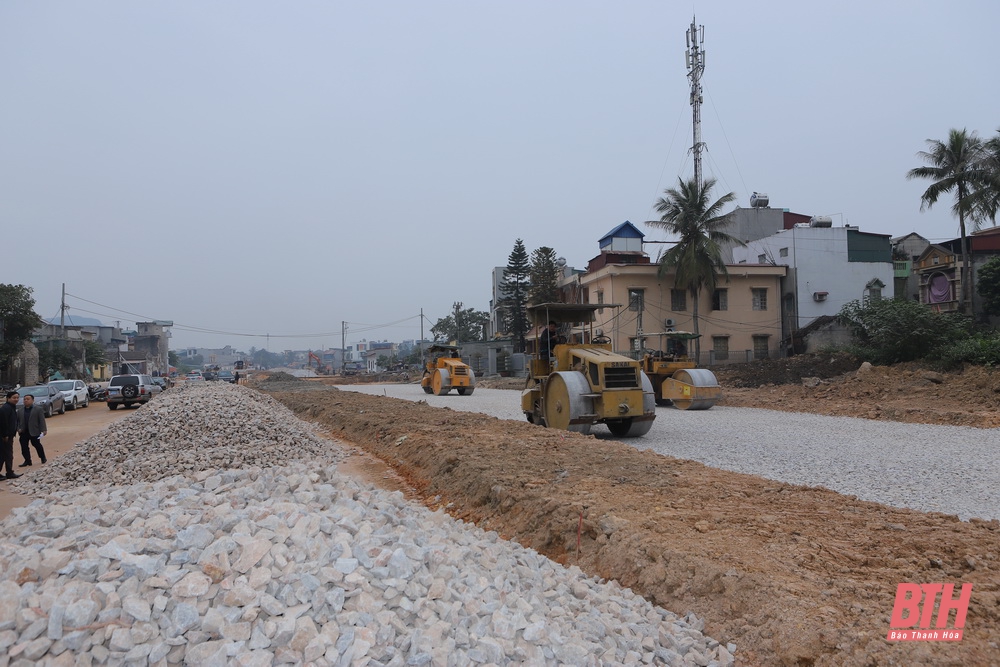 Đồng chí Đỗ Trọng Hưng, Bí thư Tỉnh ủy, Chủ tịch HĐND tỉnh, Trưởng đoàn ĐBQH tỉnh kiểm tra tình hình thực hiện một số dự án giao thông trọng điểm trên địa bàn Thanh Hóa