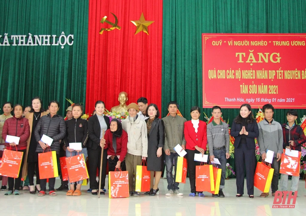Phó Chủ tịch Ủy ban Trung ương MTTQ Việt Nam Trương Thị Ngọc Ánh thăm và tặng quà Tết các gia đình chính sách tại 2 huyện Hậu Lộc và Hoằng Hóa