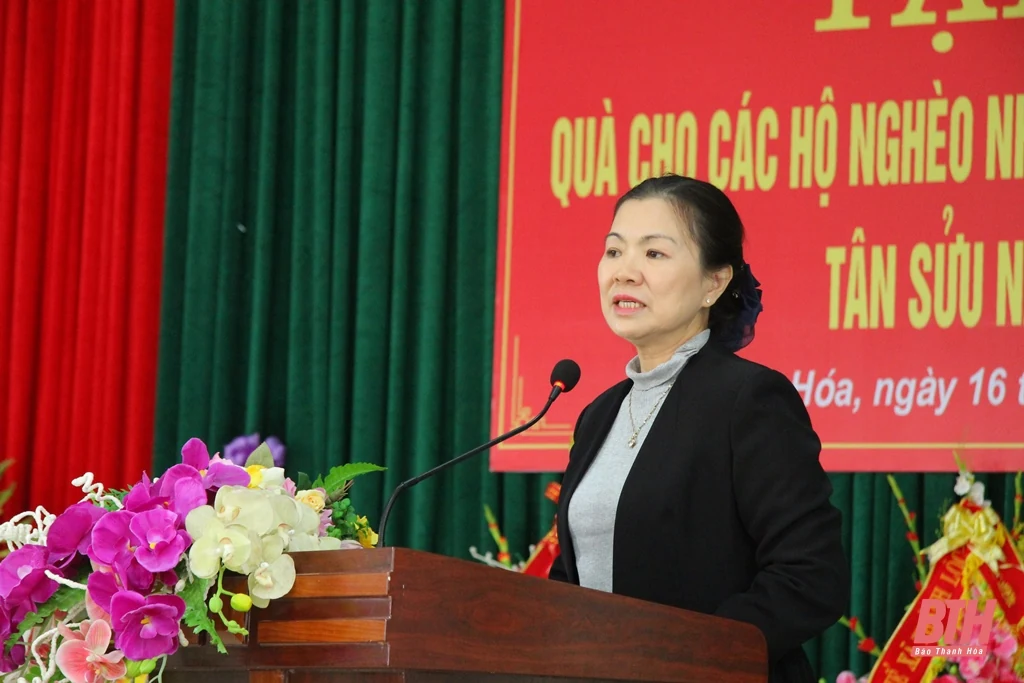 Phó Chủ tịch Ủy ban Trung ương MTTQ Việt Nam Trương Thị Ngọc Ánh thăm và tặng quà Tết các gia đình chính sách tại 2 huyện Hậu Lộc và Hoằng Hóa