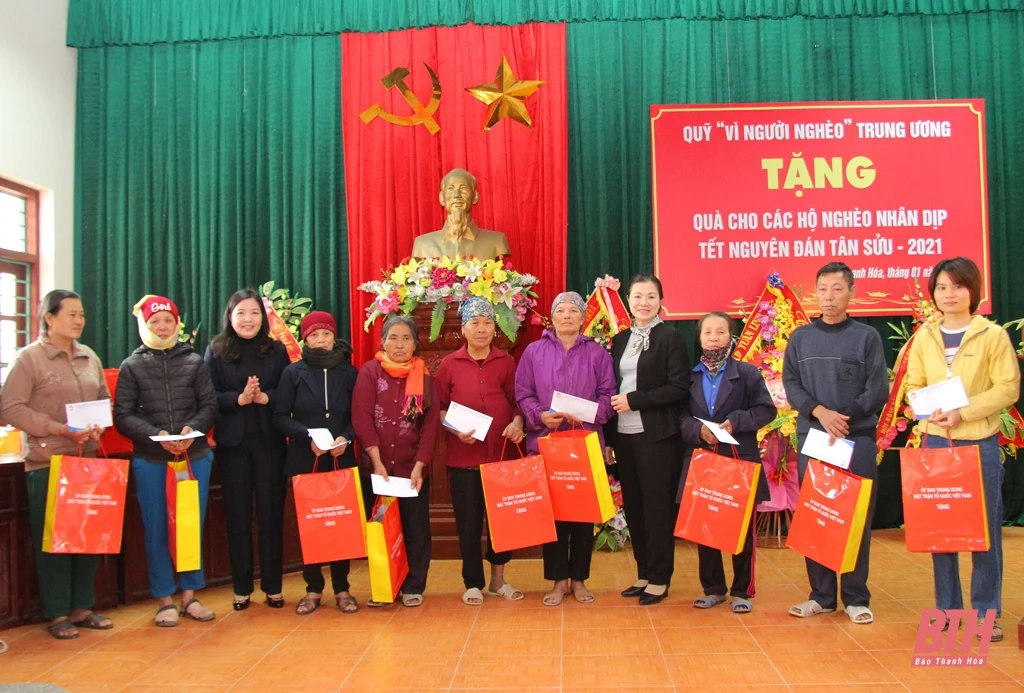 Phó Chủ tịch Ủy ban Trung ương MTTQ Việt Nam Trương Thị Ngọc Ánh thăm và tặng quà Tết các gia đình chính sách tại 2 huyện Hậu Lộc và Hoằng Hóa