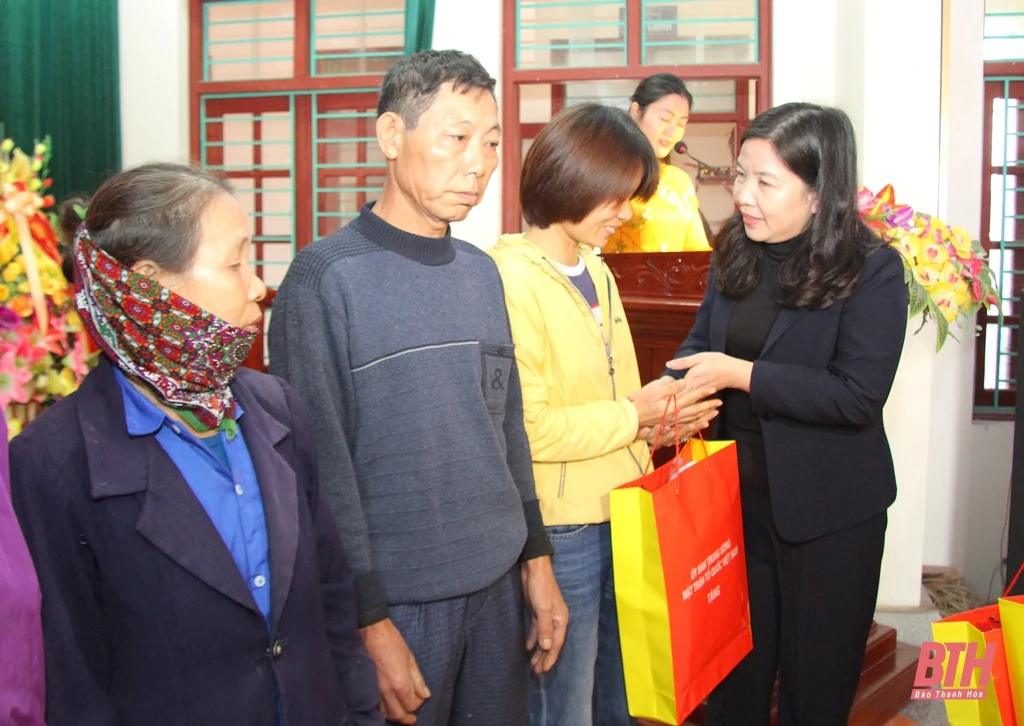 Phó Chủ tịch Ủy ban Trung ương MTTQ Việt Nam Trương Thị Ngọc Ánh thăm và tặng quà Tết các gia đình chính sách tại 2 huyện Hậu Lộc và Hoằng Hóa