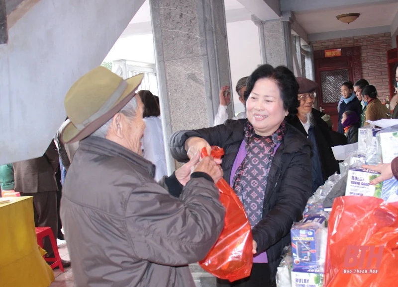 300 người cao tuổi, gia đình chính sách, gia đình có hoàn cảnh khó khăn được khám bệnh, cấp phát thuốc miễn phí