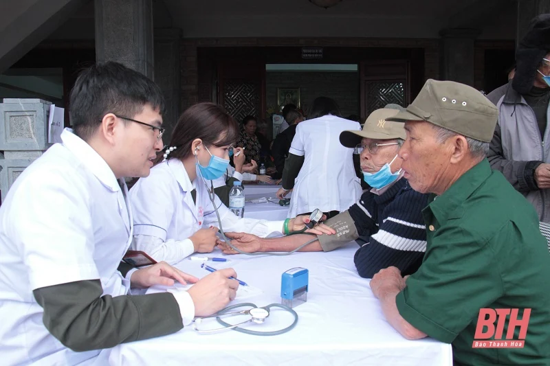 300 người cao tuổi, gia đình chính sách, gia đình có hoàn cảnh khó khăn được khám bệnh, cấp phát thuốc miễn phí