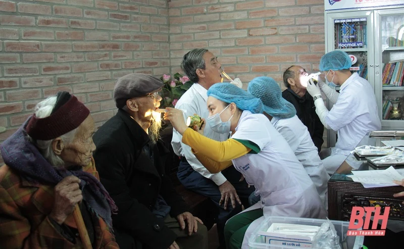 300 người cao tuổi, gia đình chính sách, gia đình có hoàn cảnh khó khăn được khám bệnh, cấp phát thuốc miễn phí