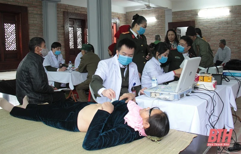 300 người cao tuổi, gia đình chính sách, gia đình có hoàn cảnh khó khăn được khám bệnh, cấp phát thuốc miễn phí