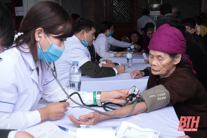 300 người cao tuổi, gia đình chính sách, gia đình có hoàn cảnh khó khăn được khám bệnh, cấp phát thuốc miễn phí