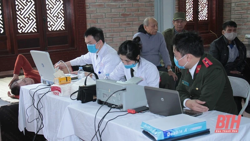 300 người cao tuổi, gia đình chính sách, gia đình có hoàn cảnh khó khăn được khám bệnh, cấp phát thuốc miễn phí