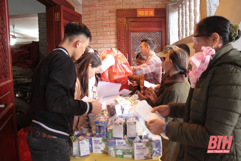300 người cao tuổi, gia đình chính sách, gia đình có hoàn cảnh khó khăn được khám bệnh, cấp phát thuốc miễn phí