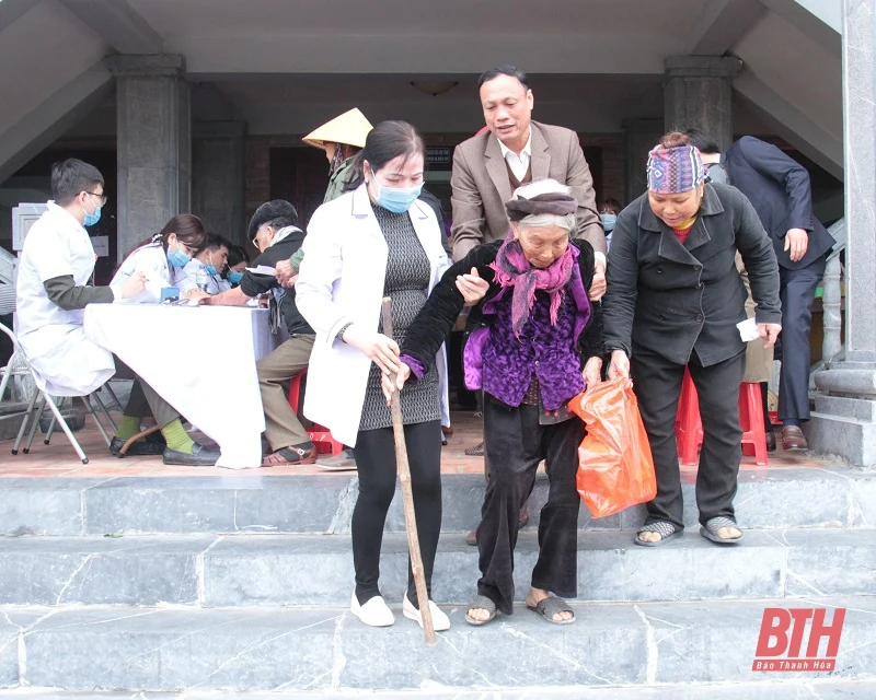 300 người cao tuổi, gia đình chính sách, gia đình có hoàn cảnh khó khăn được khám bệnh, cấp phát thuốc miễn phí