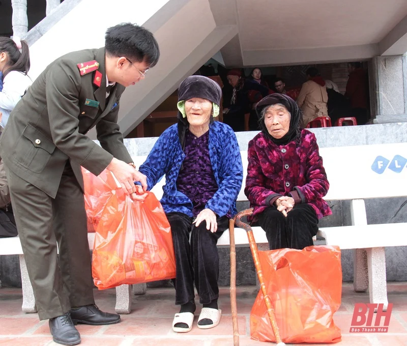 300 người cao tuổi, gia đình chính sách, gia đình có hoàn cảnh khó khăn được khám bệnh, cấp phát thuốc miễn phí
