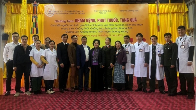 300 người cao tuổi, gia đình chính sách, gia đình có hoàn cảnh khó khăn được khám bệnh, cấp phát thuốc miễn phí