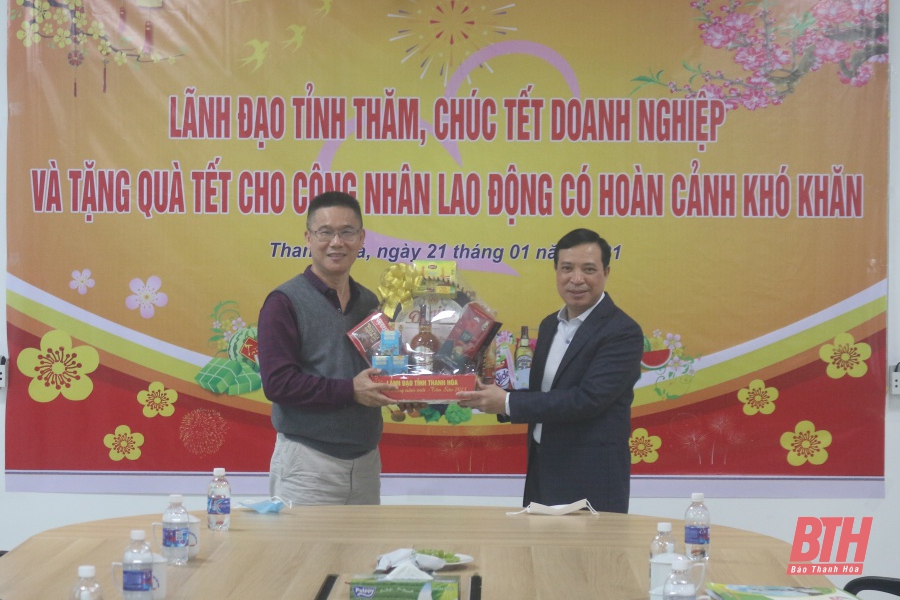 Phó Bí thư Thường trực Tỉnh ủy Lại Thế Nguyên thăm, chúc tết doanh nghiệp và tặng quà tết cho công nhân, lao động