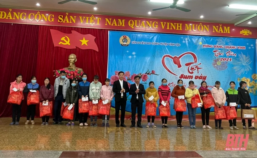 Trao 315 suất quà cho đoàn viên, người lao động khó khăn