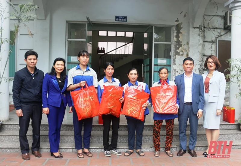 Công đoàn Viên chức tỉnh và Công đoàn Báo Thanh Hóa trao quà tết cho đoàn viên Công đoàn có hoàn cảnh khó khăn