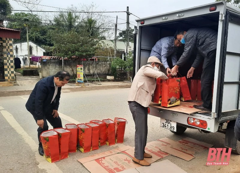 Tặng quà cho hội viên Cựu Thanh niên xung phong gặp khó khăn
