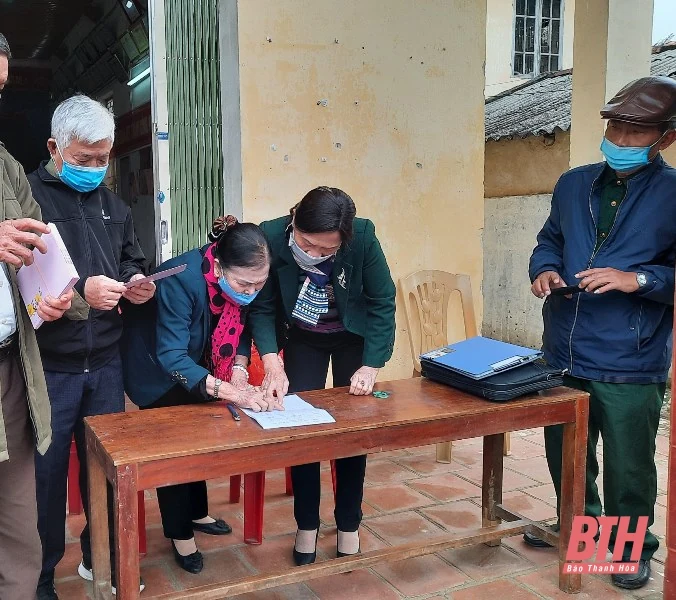 Tặng quà cho hội viên Cựu Thanh niên xung phong gặp khó khăn