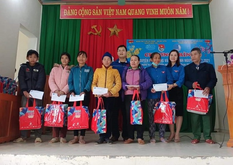 Thành đoàn TP Thanh Hóa trao 100 suất quà cho học sinh vượt khó, gia đình nghèo, gia đình chính sách