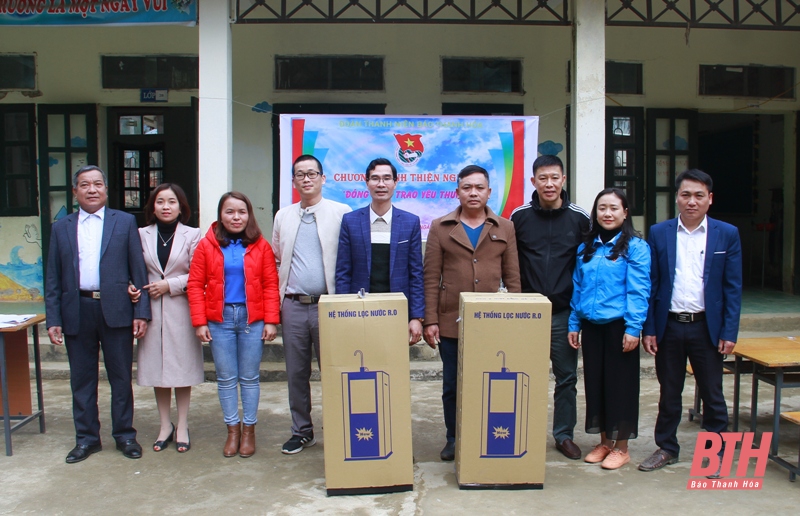 Đoàn Thanh niên Báo Thanh Hóa trao quà cho học sinh nghèo huyện Quan Sơn