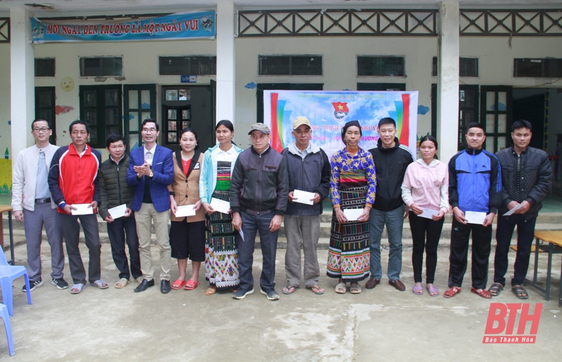 Đoàn Thanh niên Báo Thanh Hóa trao quà cho học sinh nghèo huyện Quan Sơn