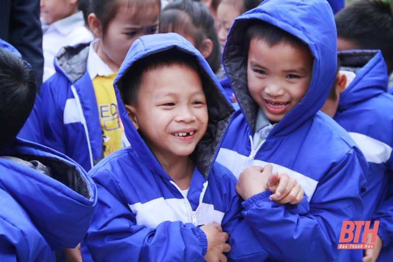 Đoàn Thanh niên Báo Thanh Hóa trao quà cho học sinh nghèo huyện Quan Sơn