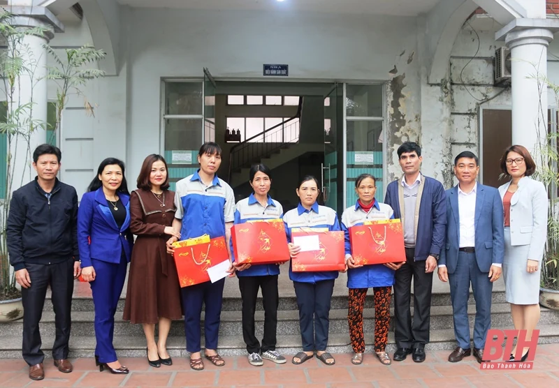 Công đoàn Viên chức tỉnh và Công đoàn Báo Thanh Hóa trao quà tết cho đoàn viên Công đoàn có hoàn cảnh khó khăn