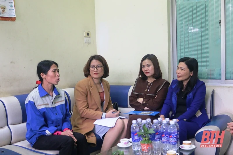 Công đoàn Viên chức tỉnh và Công đoàn Báo Thanh Hóa trao quà tết cho đoàn viên Công đoàn có hoàn cảnh khó khăn