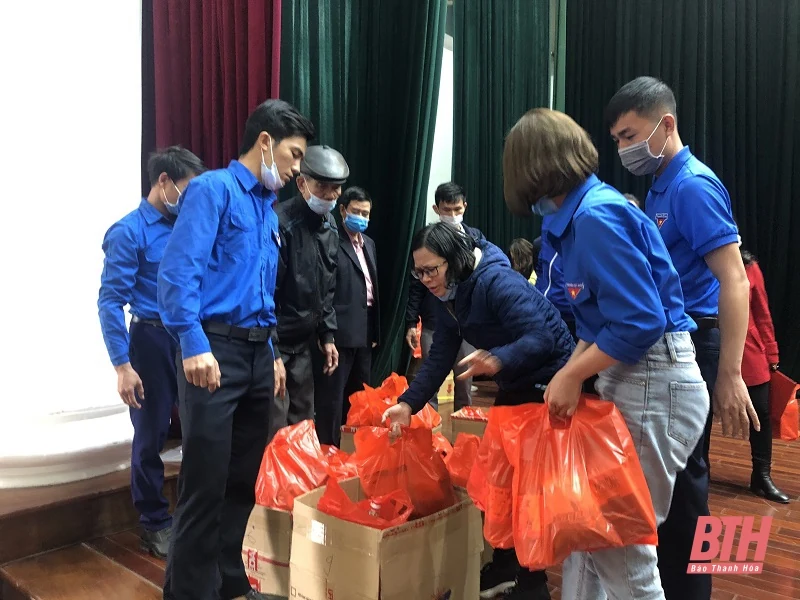 Trao quà tết cho cựu thanh niên xung phong, đối tượng bảo trợ xã hội và hộ nghèo