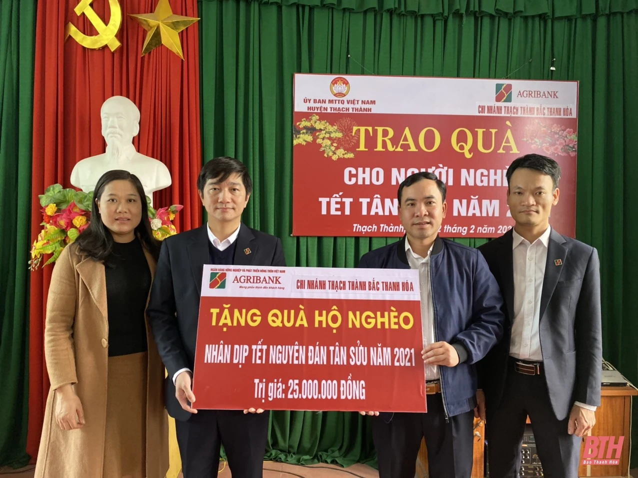 Agribank Bắc Thanh Hóa trao tặng quà tết cho các gia đình chính sách