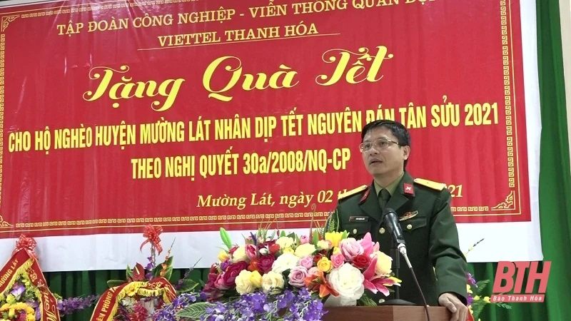 Viettel Thanh Hóa tặng quà tết cho các hộ nghèo tại huyện Mường Lát