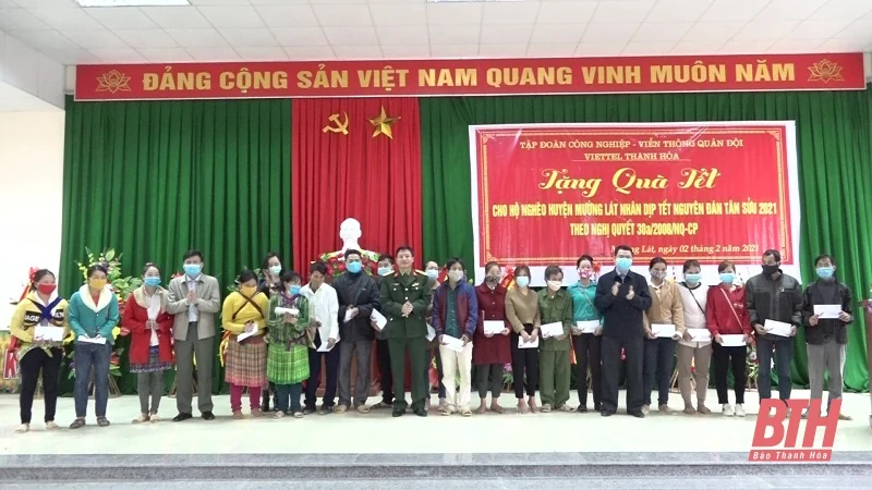 Viettel Thanh Hóa tặng quà tết cho các hộ nghèo tại huyện Mường Lát