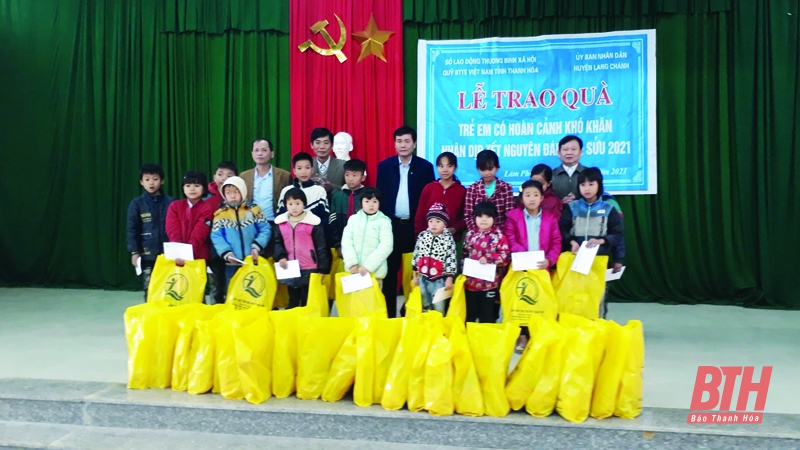 Chung tay chăm lo tết cho gia đình chính sách và hộ nghèo