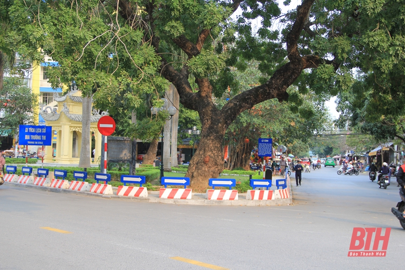 Nhiều phương tiện không chấp hành biển báo tại nút giao khu vực Ngã Ba Bia