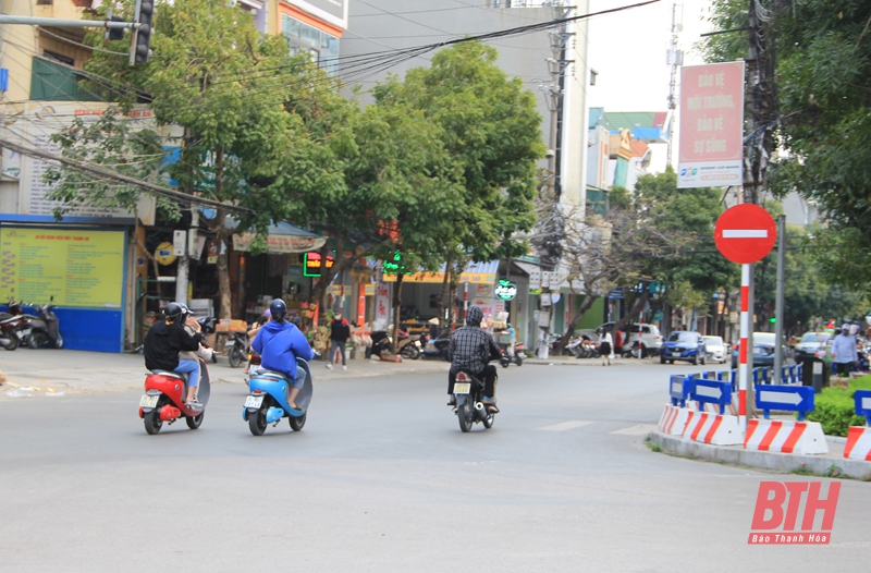 Nhiều phương tiện không chấp hành biển báo tại nút giao khu vực Ngã Ba Bia