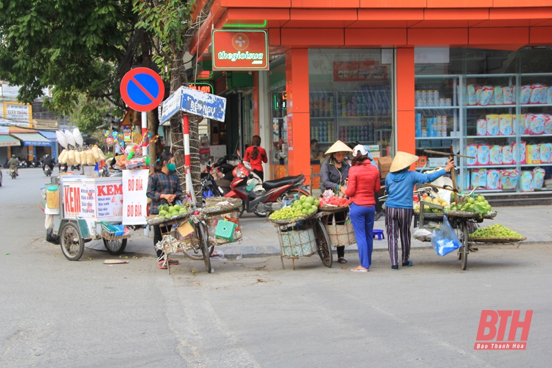 Nhiều phương tiện không chấp hành biển báo tại nút giao khu vực Ngã Ba Bia