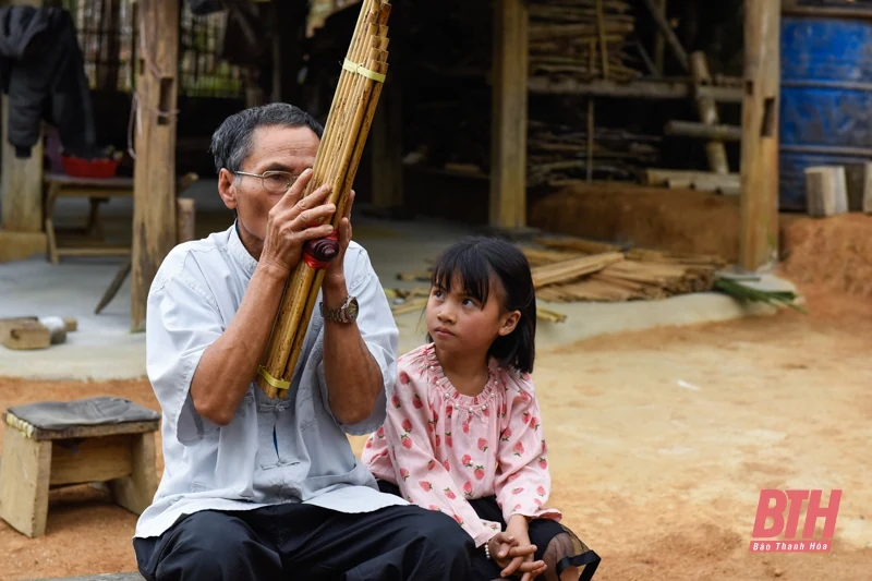 Người “giữ hồn” khèn bè dân tộc Thái ở Mường Lát
