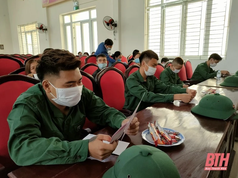 Hội LHPN huyện Triệu Sơn tặng sổ tiết kiệm cho thanh niên trúng tuyển nghĩa vụ Quân sự năm 2021