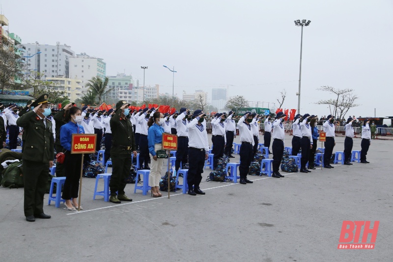 Phó Bí thư Thường trực Tỉnh ủy Lại Thế Nguyên dự lễ giao nhận quân tại TP Sầm Sơn