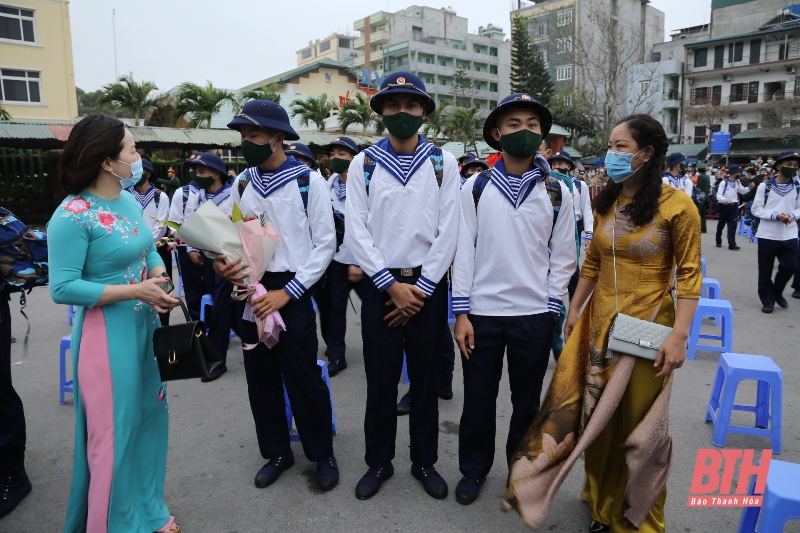 Phó Bí thư Thường trực Tỉnh ủy Lại Thế Nguyên dự lễ giao nhận quân tại TP Sầm Sơn