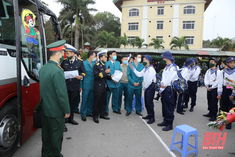 Phó Bí thư Thường trực Tỉnh ủy Lại Thế Nguyên dự lễ giao nhận quân tại TP Sầm Sơn