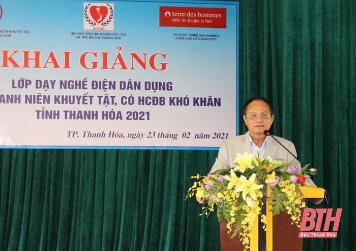 Dạy nghề cho thanh niên khuyết tật, có hoàn cảnh khó khăn