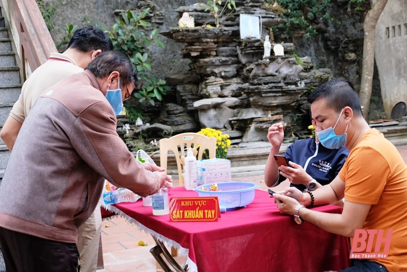 Người dân thực hiện tốt các biện pháp phòng dịch COVID-19 khi đi lễ đền, chùa dịp Rằm tháng Giêng