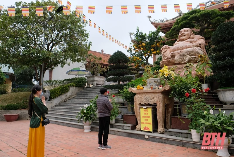Người dân thực hiện tốt các biện pháp phòng dịch COVID-19 khi đi lễ đền, chùa dịp Rằm tháng Giêng