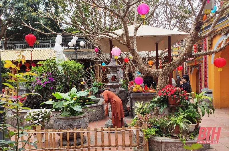 Người dân thực hiện tốt các biện pháp phòng dịch COVID-19 khi đi lễ đền, chùa dịp Rằm tháng Giêng
