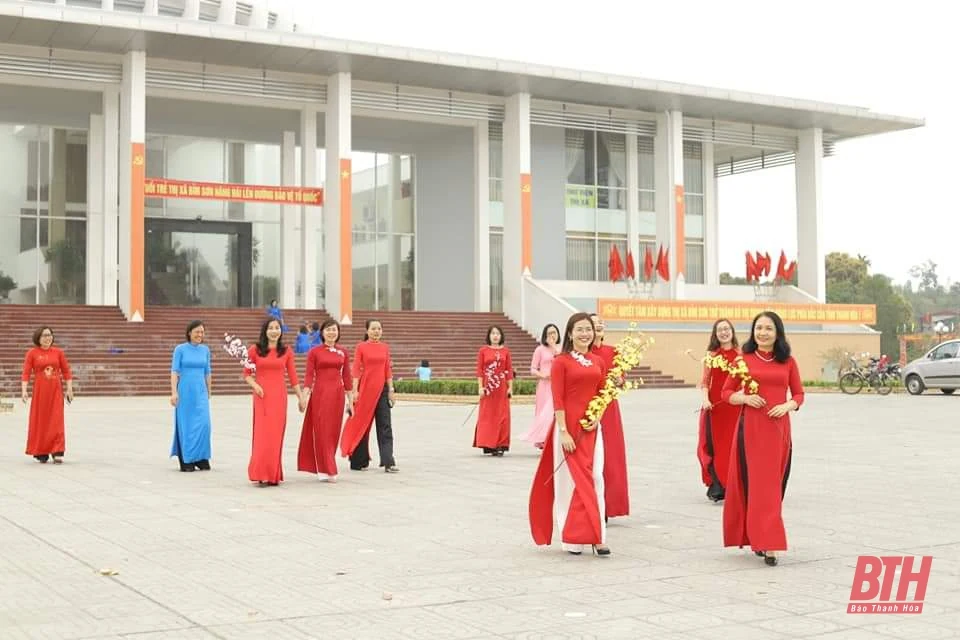 Rực rỡ sắc màu áo dài hưởng ứng “Tuần lễ Áo dài Việt Nam” năm 2021