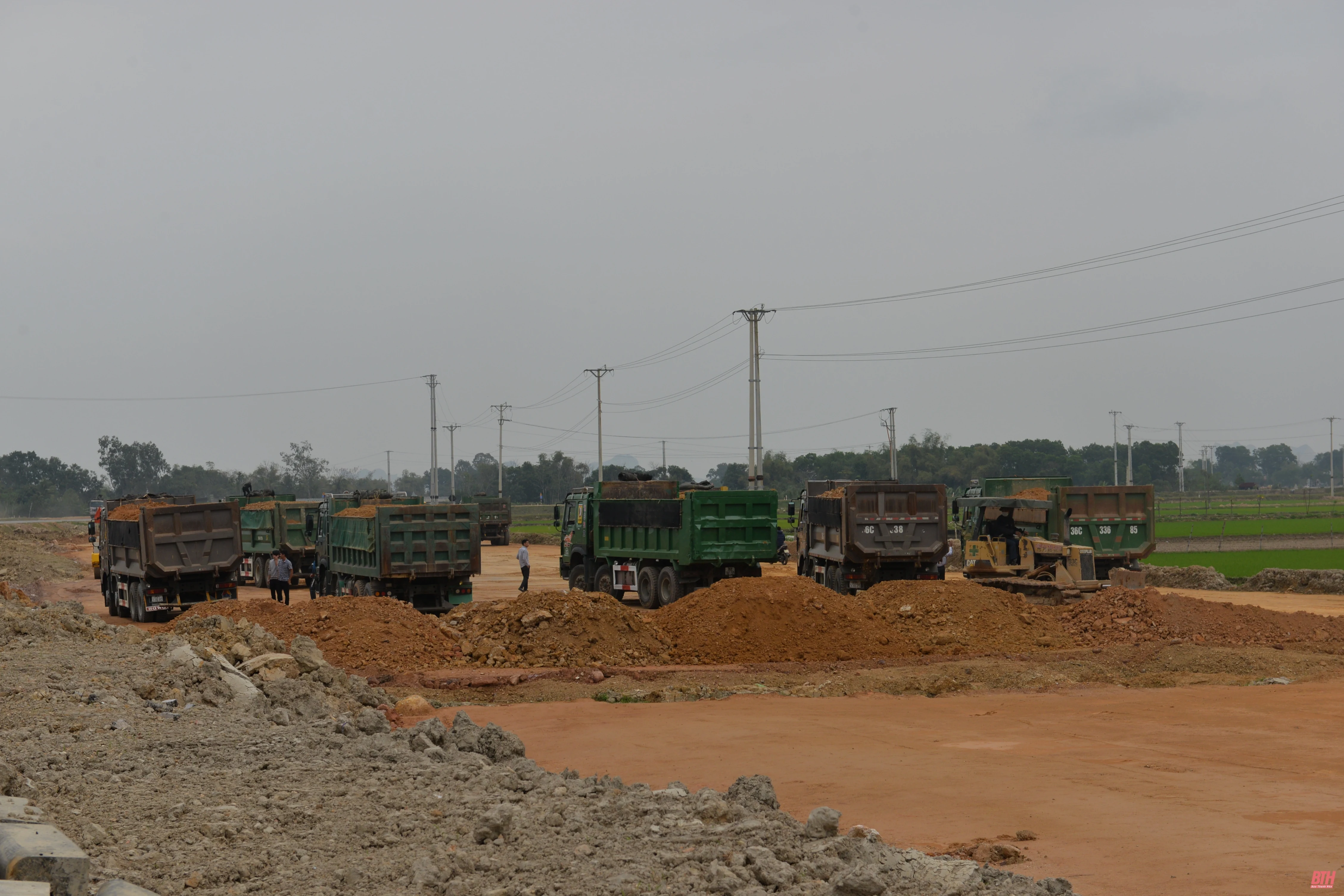 Trên công trường thi công đường giao thông từ TP Thanh Hóa đi Cảng Hàng không Thọ Xuân