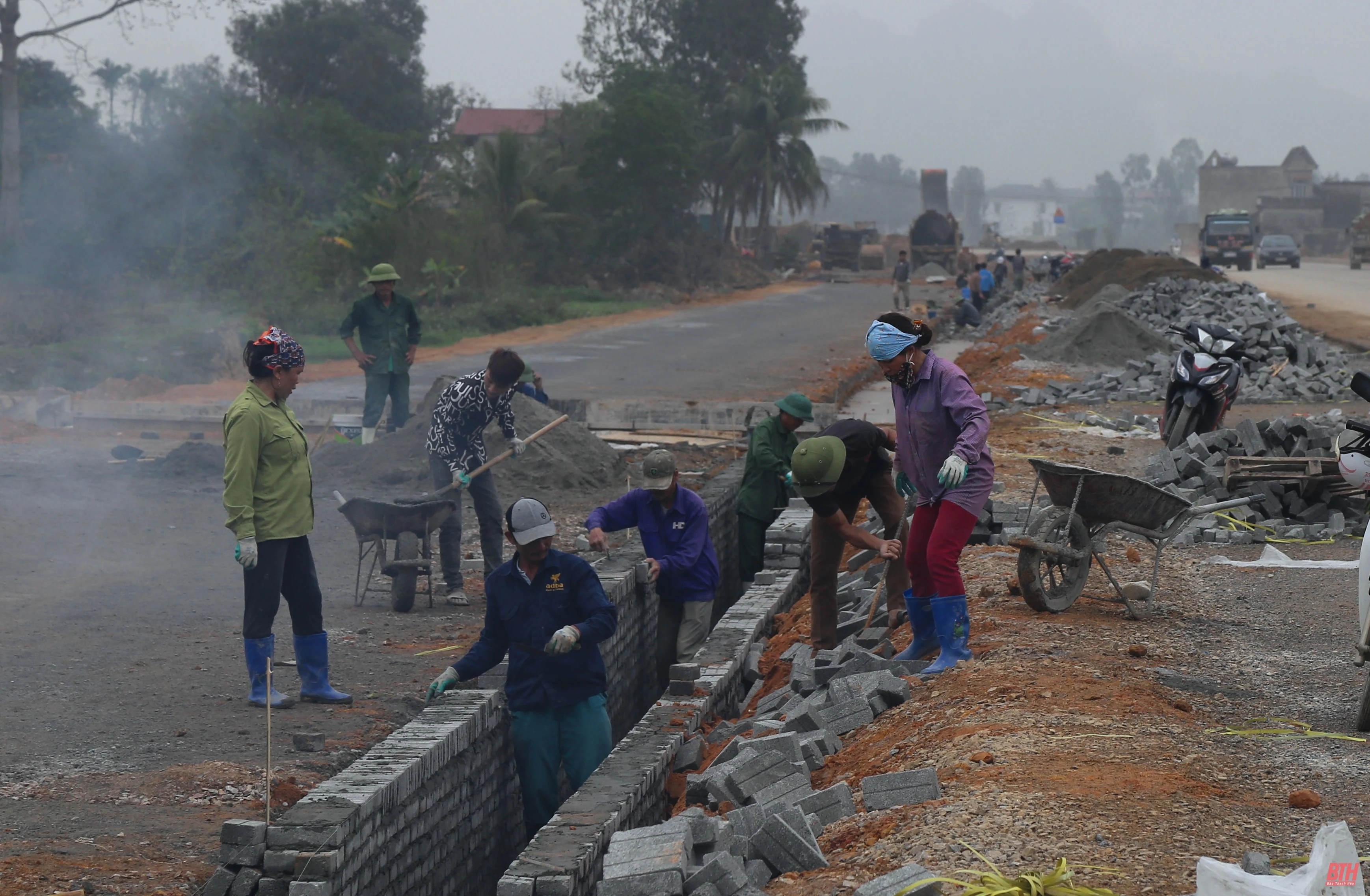 Trên công trường thi công đường giao thông từ TP Thanh Hóa đi Cảng Hàng không Thọ Xuân
