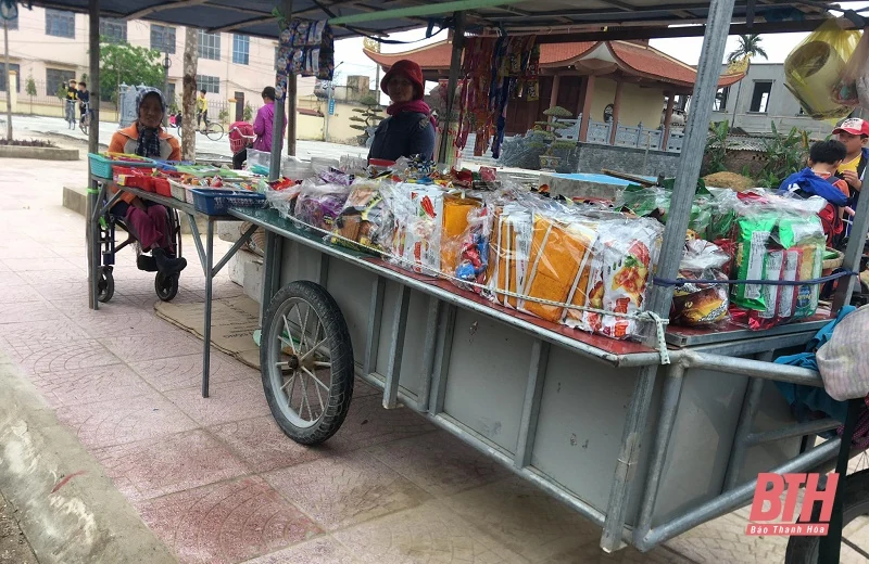 Nỗi lo hàng rong bủa vây cổng trường học