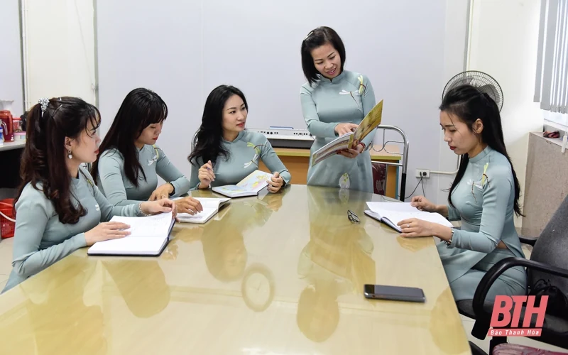 Nữ cán bộ, viên chức Trung tâm Văn hóa tỉnh hưởng ứng tuần lễ áo dài