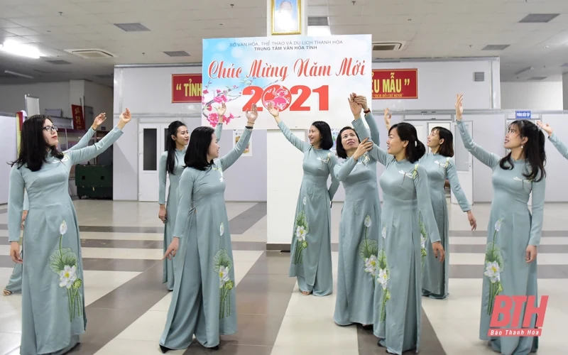 Nữ cán bộ, viên chức Trung tâm Văn hóa tỉnh hưởng ứng tuần lễ áo dài