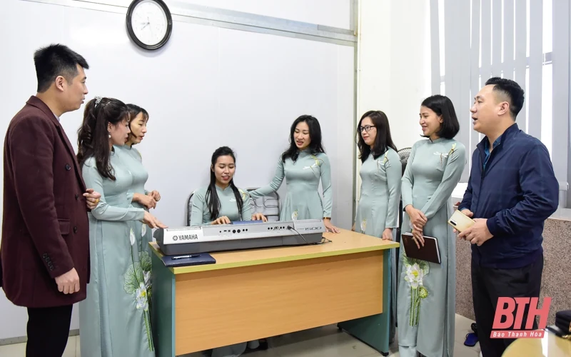 Nữ cán bộ, viên chức Trung tâm Văn hóa tỉnh hưởng ứng tuần lễ áo dài